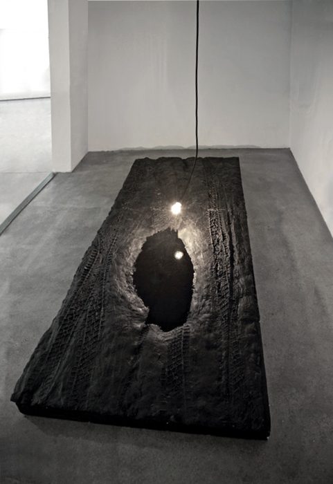 Mariana Vassileva / 2011 / puddle / Silicon / water lamp / 250x100x11cm