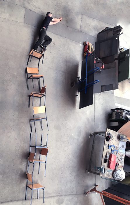Mariana Vassileva 2016 Denkpause school chairs 500x45cm making of